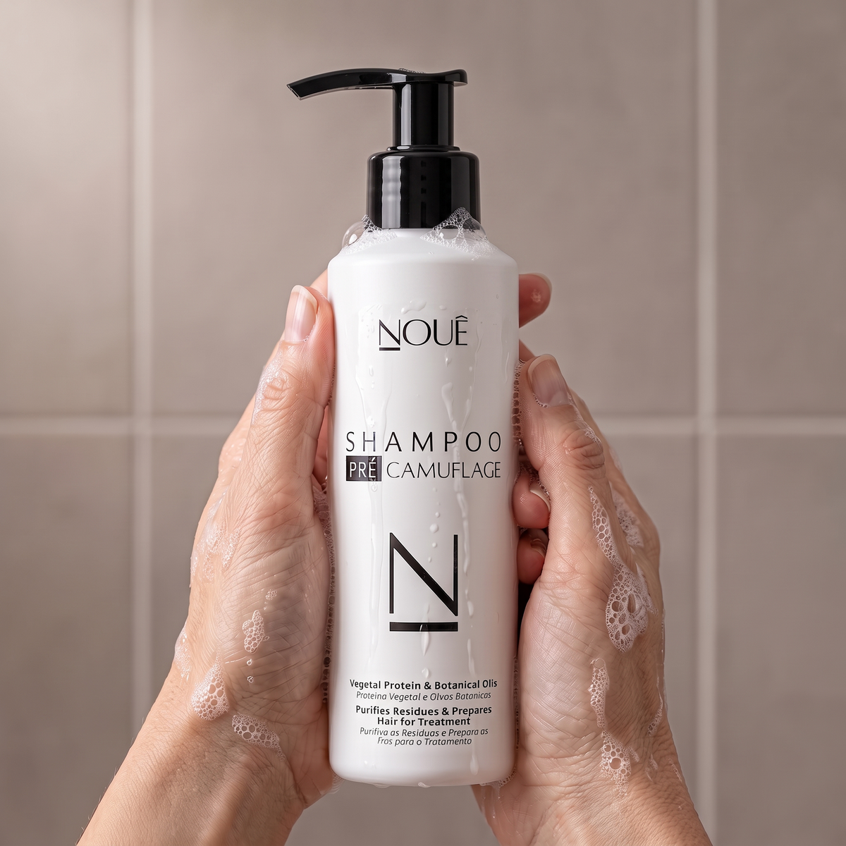 Shampoo Pré Camuflage nas mãos, com espuma, durante o banho