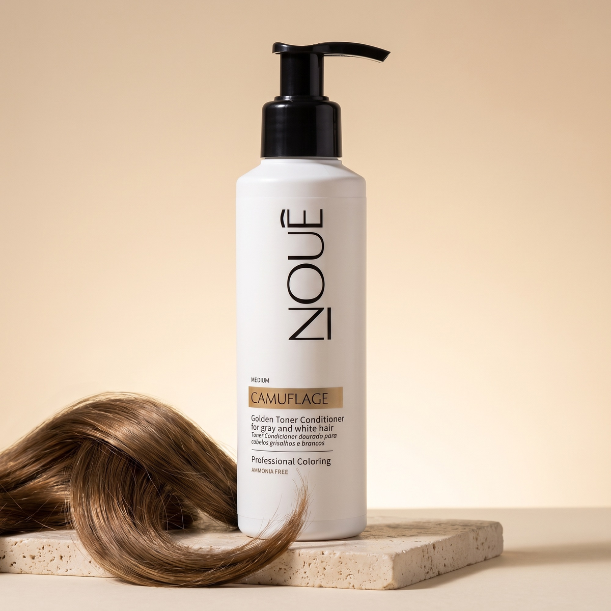 Tonalizante Camuflage Medium 140ml Nouê ao lado de uma mecha de cabelo castanho