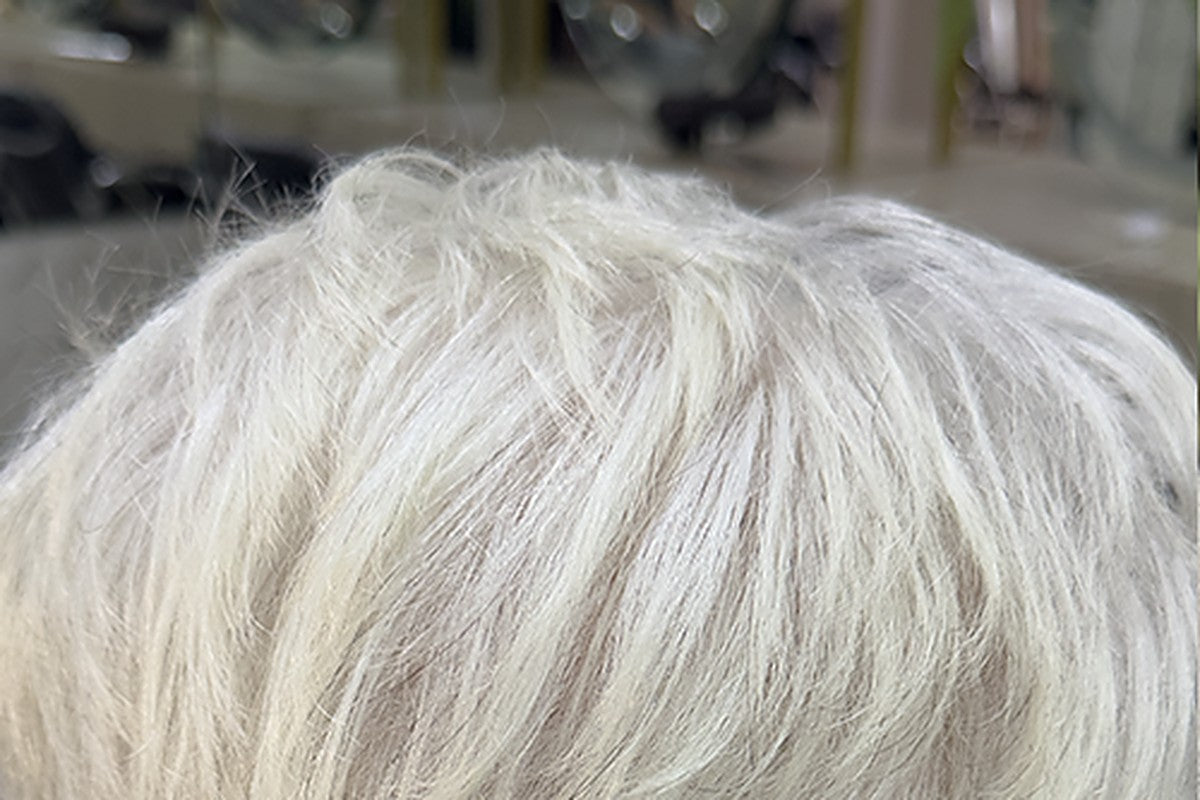 Cabelo branco luminoso após tratamento
