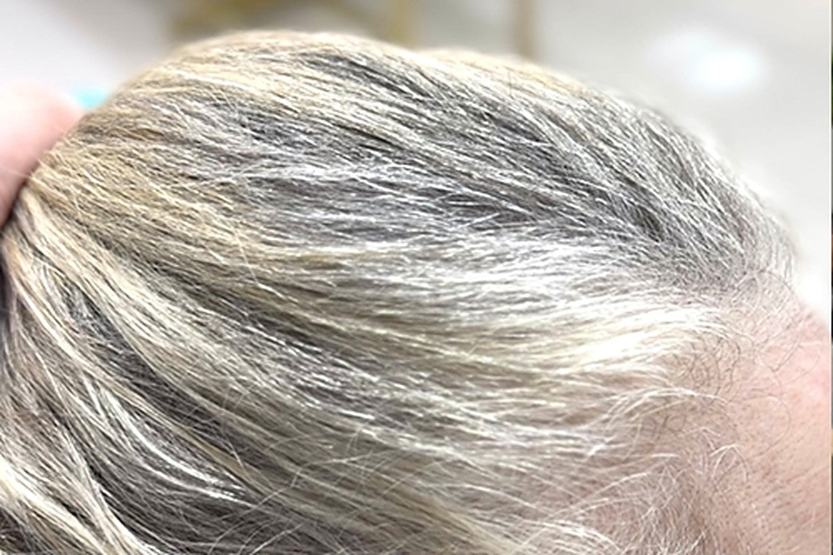 Cabelo grisalho com textura ondulada