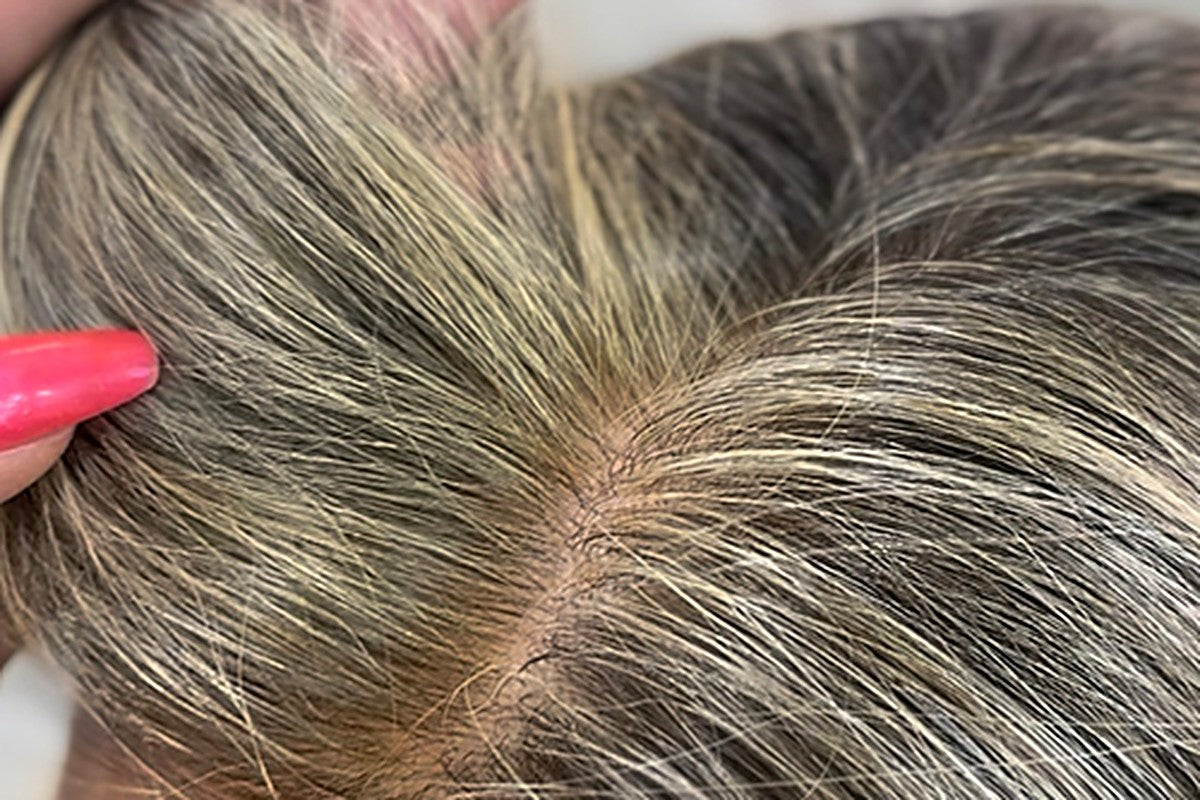 Profissional trabalhando em cabelo grisalho no salão