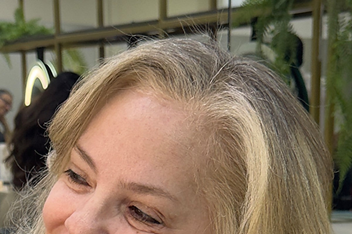 Mulher grisalha sorrindo