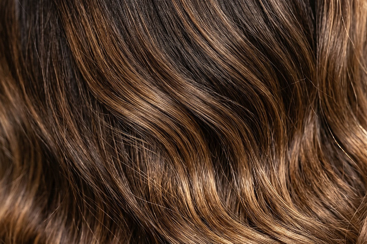 Close em cabelo branco saudável e brilhante