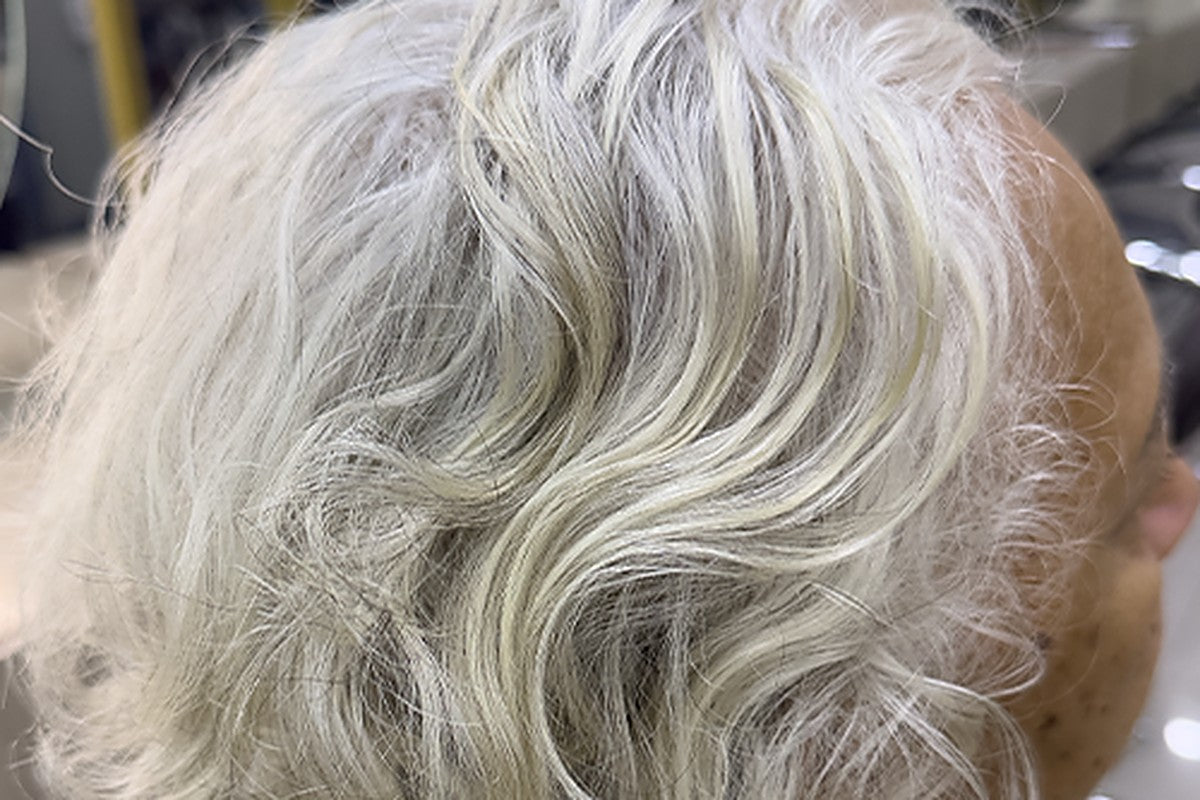 Corte em camadas em cabelo grisalho