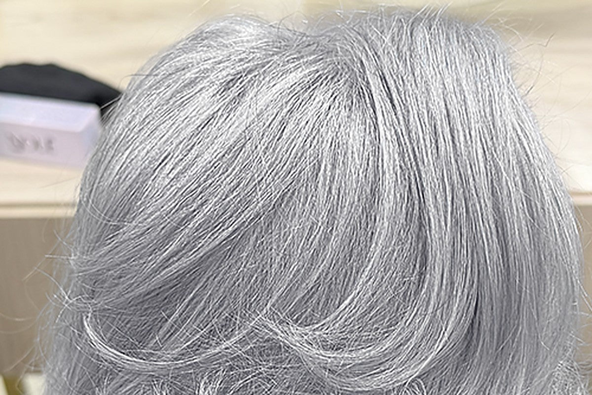 Cabelo grisalho com corte estruturado