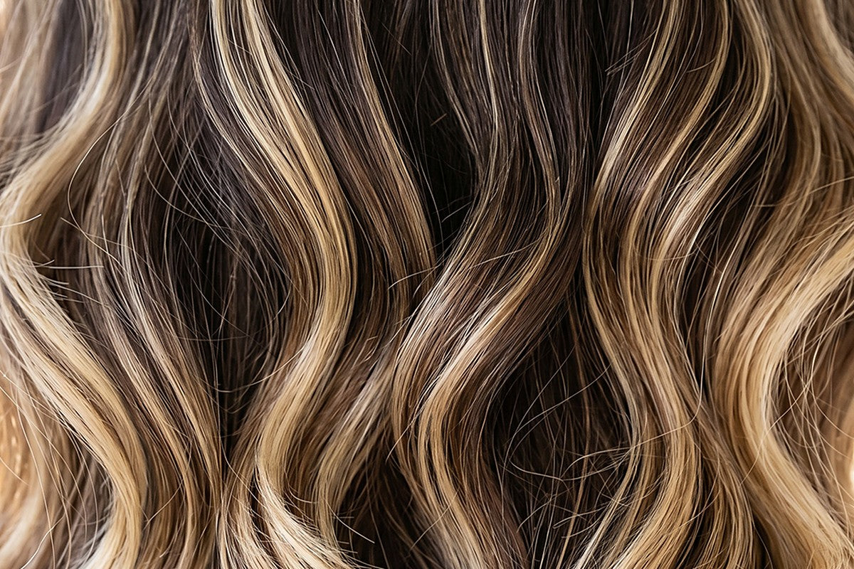 Close em pontas de cabelo branco