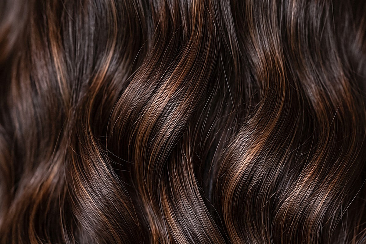 Cabelo grisalho brilhante e alinhado